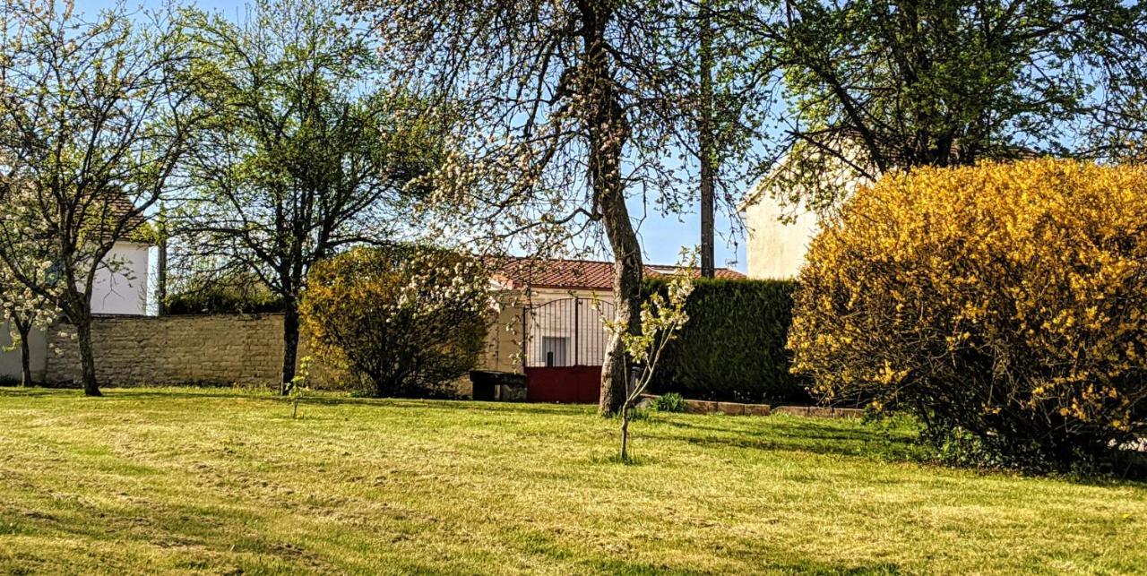 Au 157 - Locations Contrexéville Eksteriør bilde